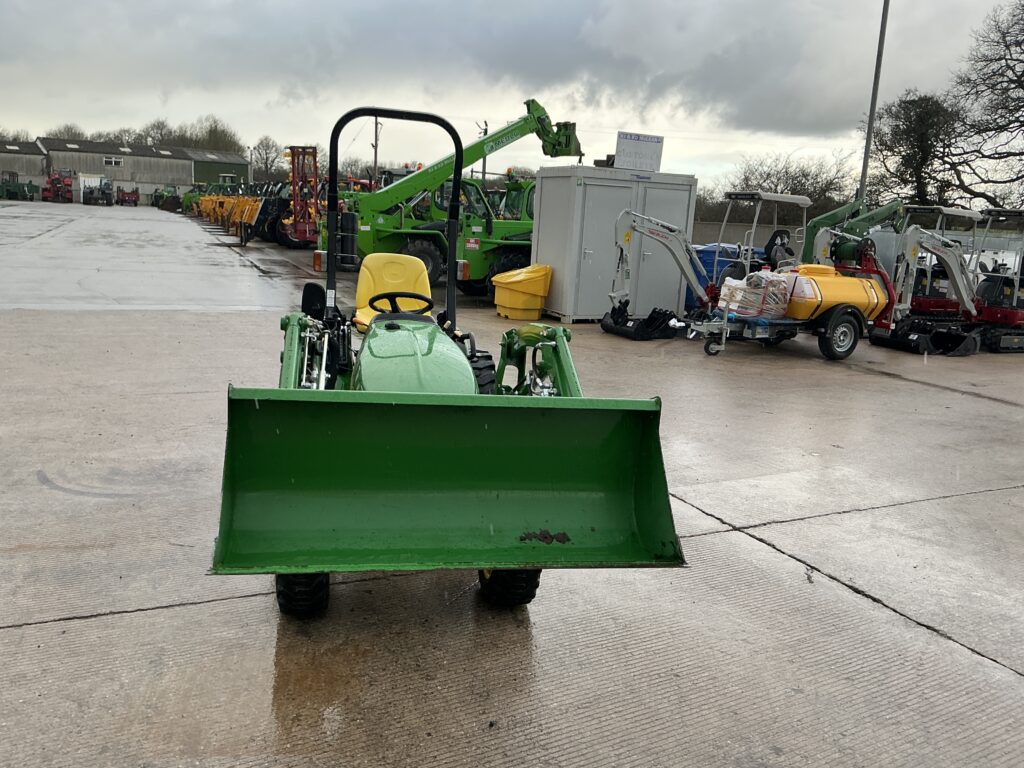 John Deere 2520 Compact Tractor (ST25690)