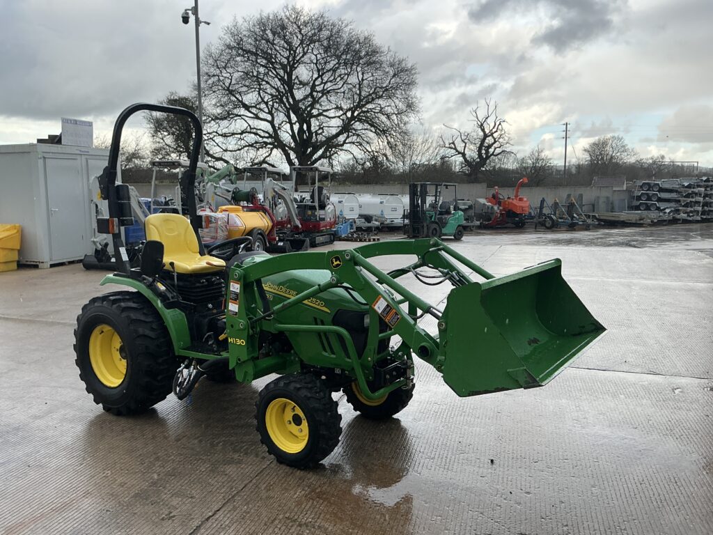 John Deere 2520 Compact Tractor (ST25690)