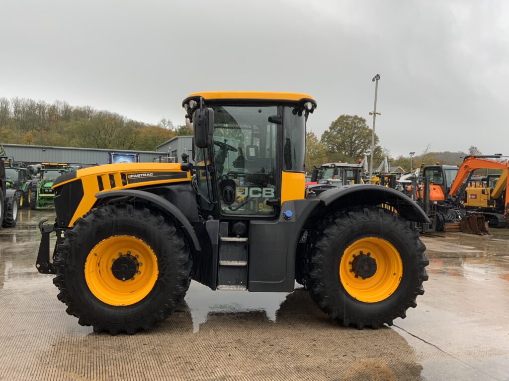 JCB 4220 Fastrac Tractor (ST24701)