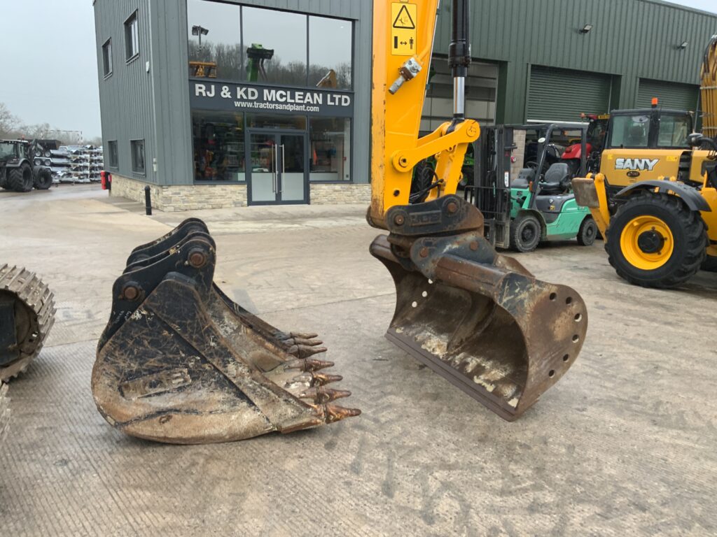 JCB 140X LC Digger (ST25357)