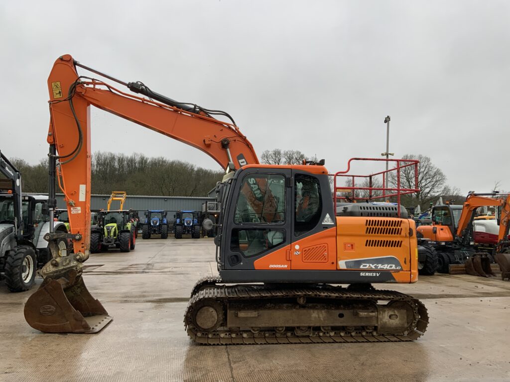 Doosan DX140 LC Digger (ST25544)