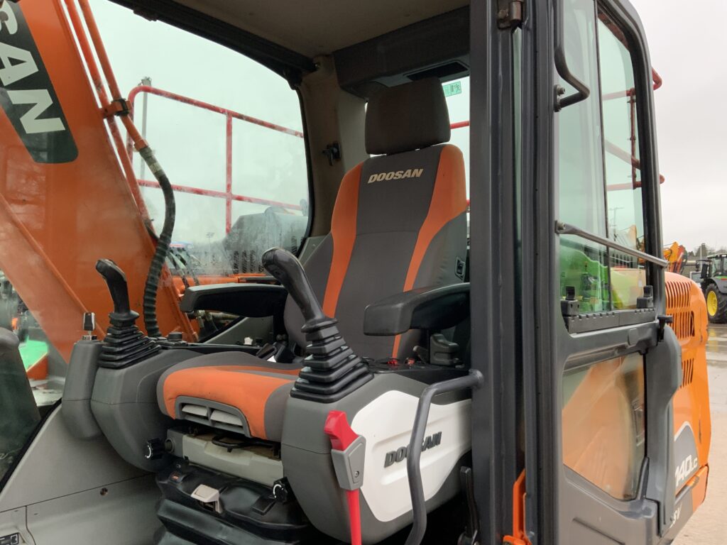 Doosan DX140 LC Digger (ST25544)