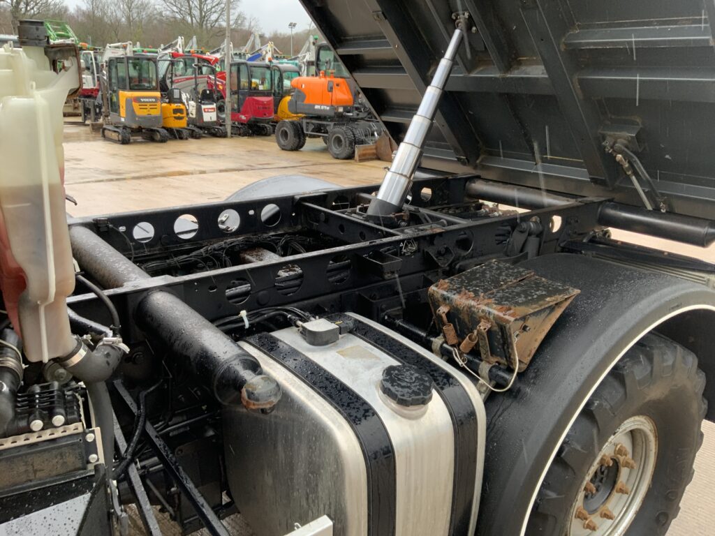 Mercedes-Benz Unimog U318 (ST25547)