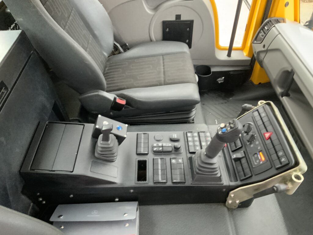 Mercedes-Benz Unimog U318 (ST25547)