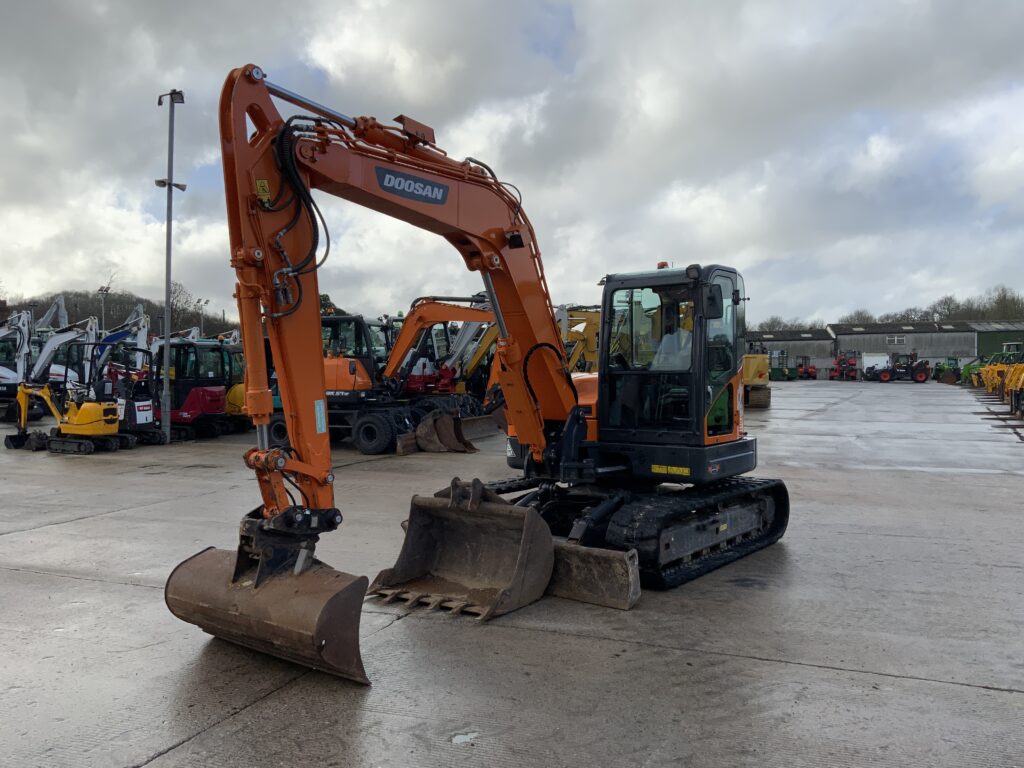 Doosan DX85R Digger (ST25674)