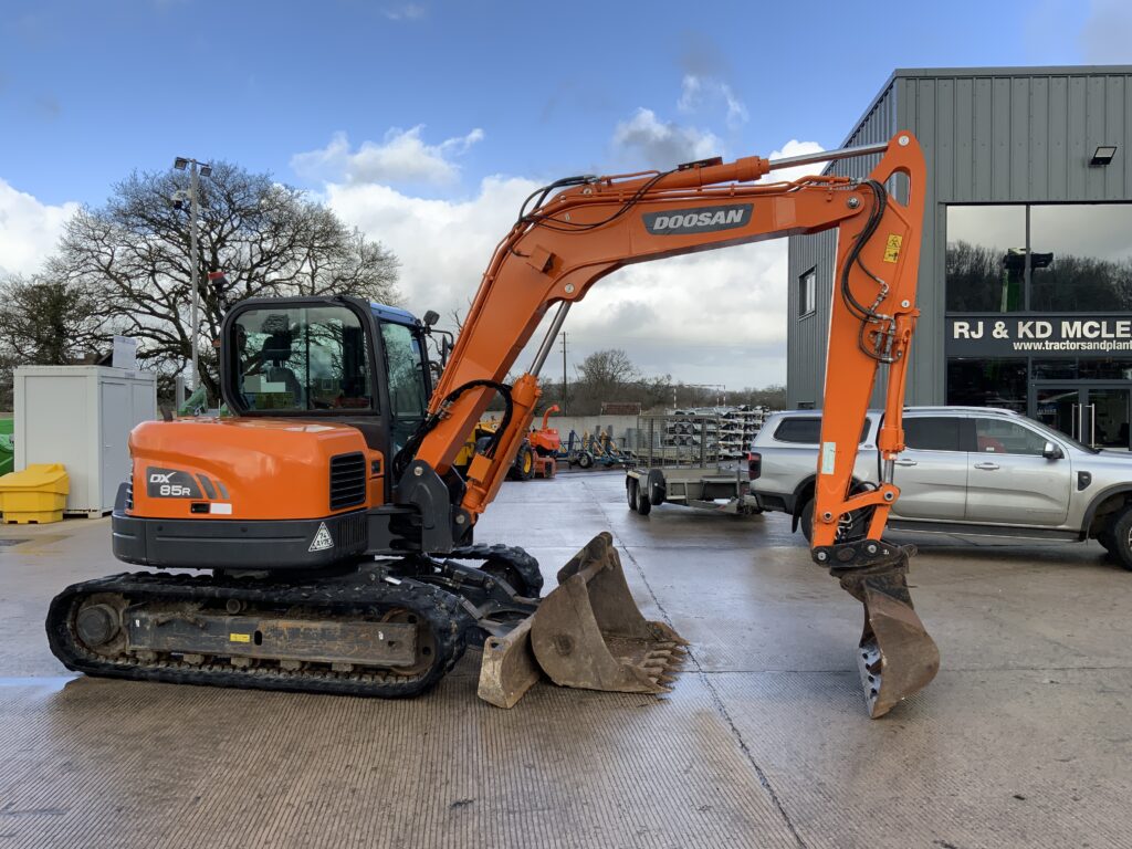 Doosan DX85R Digger (ST25674)