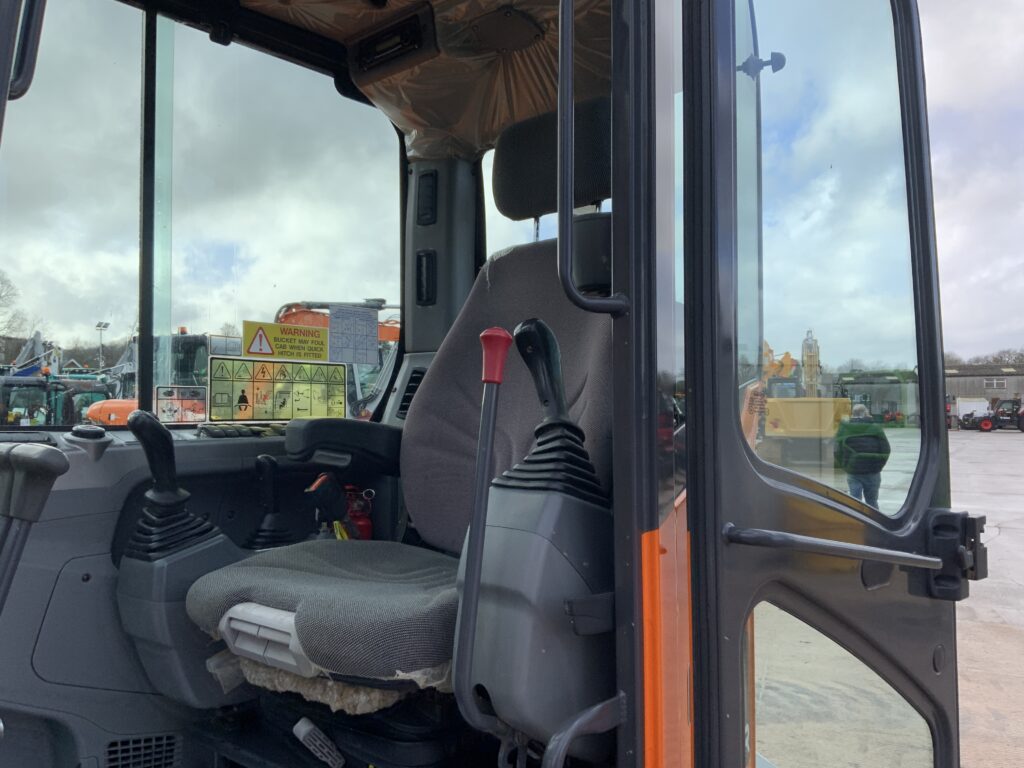 Doosan DX85R Digger (ST25674)