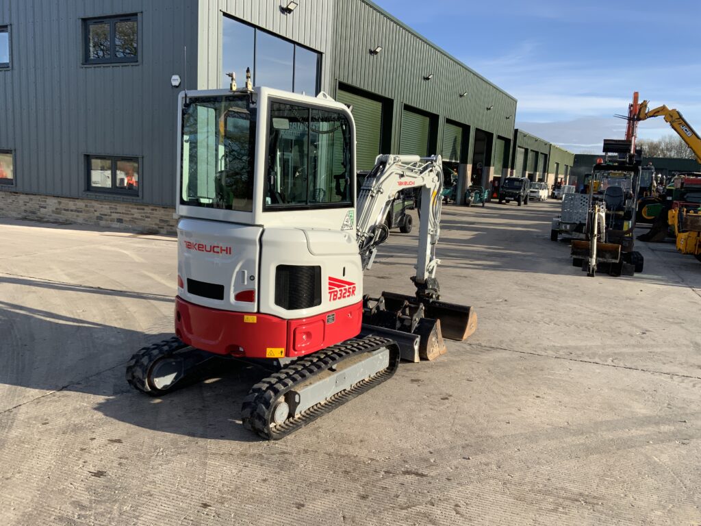 Takeuchi TB325 Digger (ST25489)