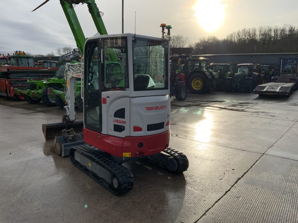 Takeuchi TB325R Digger (ST25488)