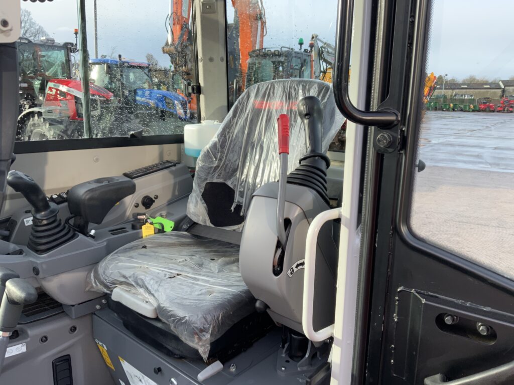 Takeuchi TB325R Digger (ST25488)