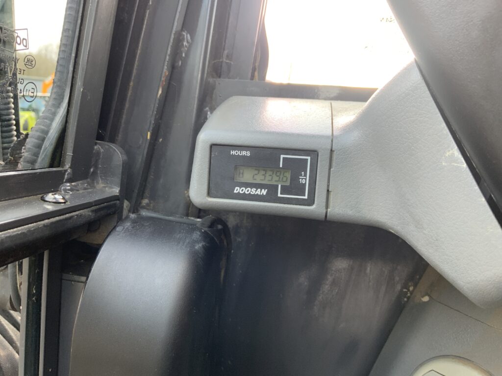 Doosan DX85R Digger (ST25674)