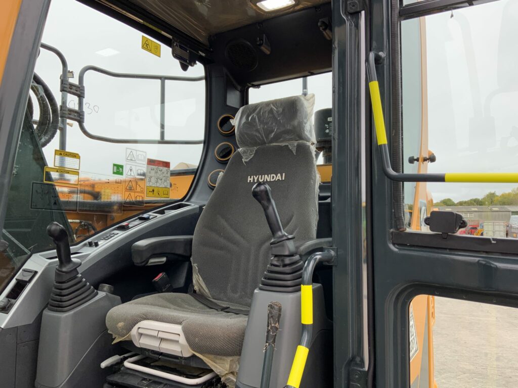 Hyundai HX130A lCR Digger (ST24831)