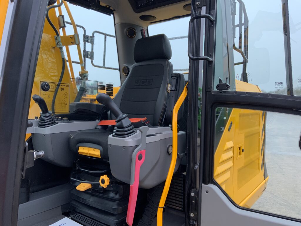 JCB 140X LC Digger (ST25357)