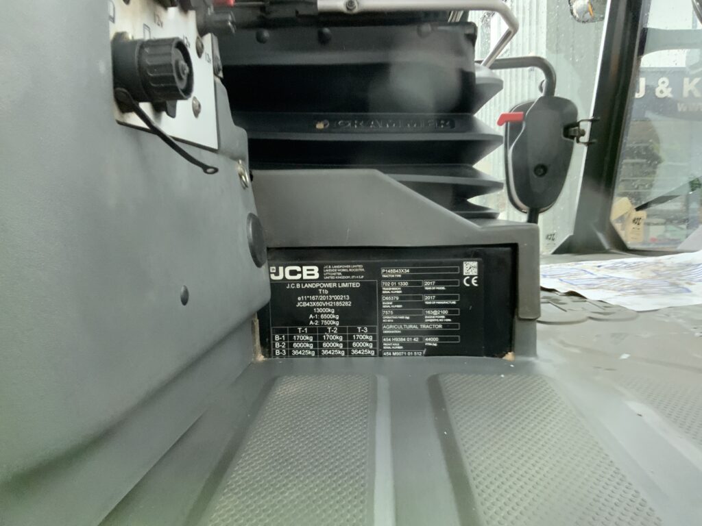 JCB 4220 Fastrac Tractor (ST24701)