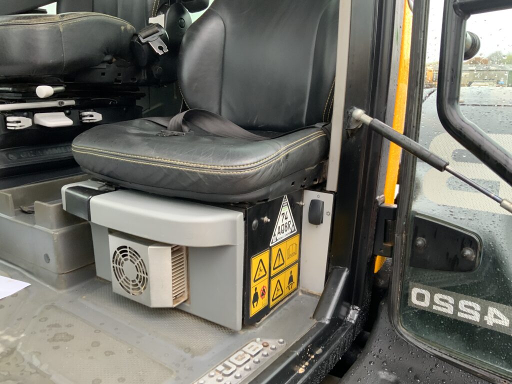 JCB 4220 Fastrac Tractor (ST24701)