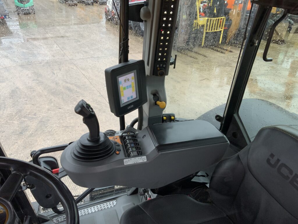 JCB 4220 Fastrac Tractor (ST24701)