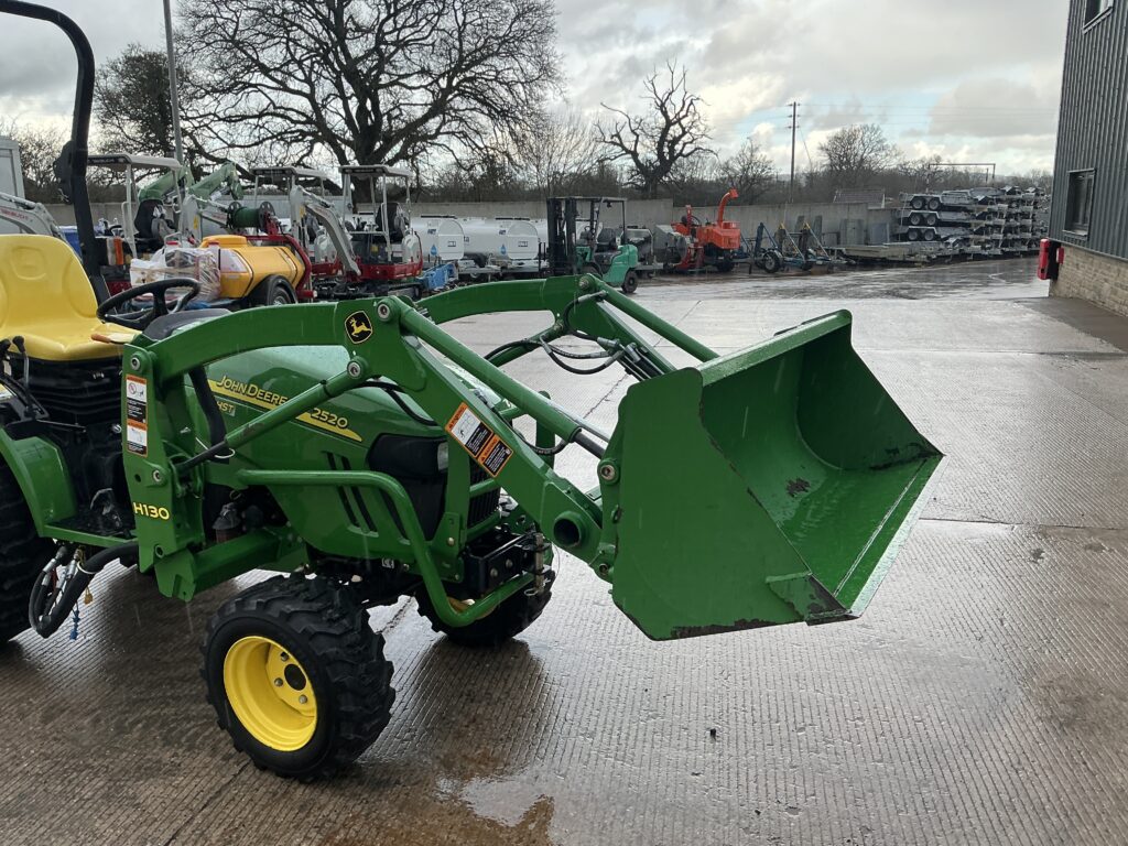 John Deere 2520 Compact Tractor (ST25690)