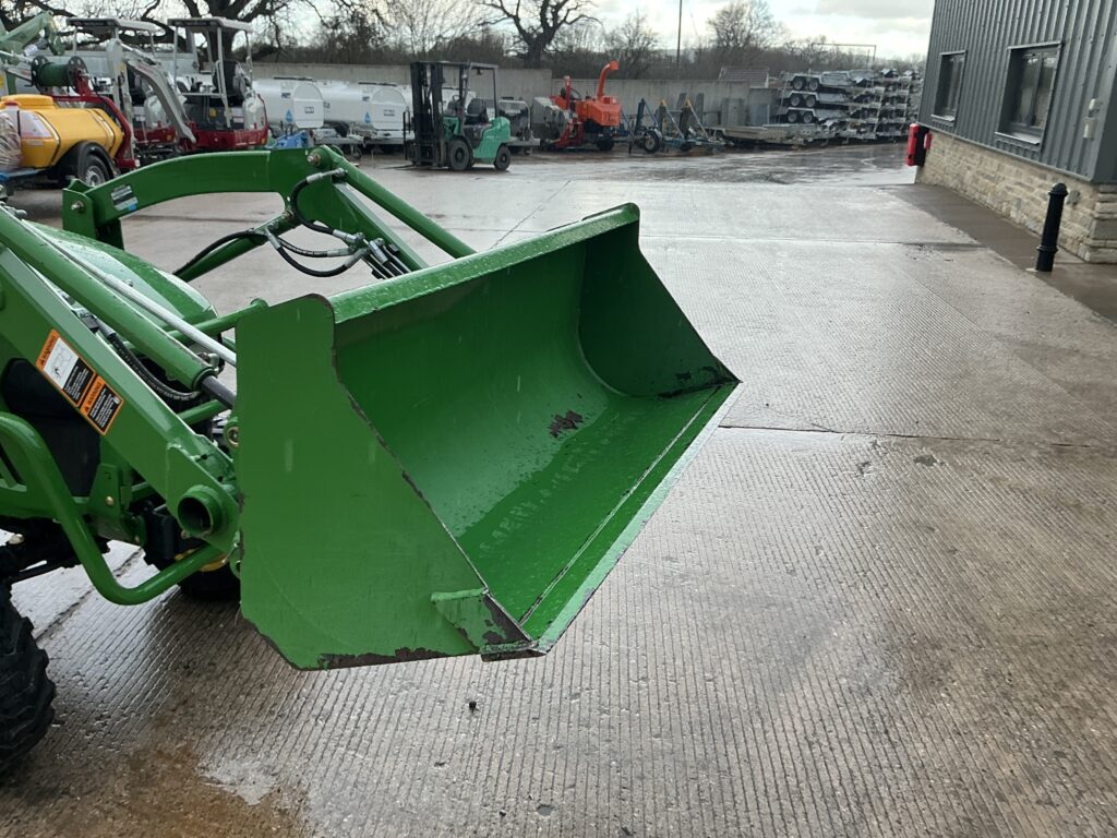 John Deere 2520 Compact Tractor (ST25690)