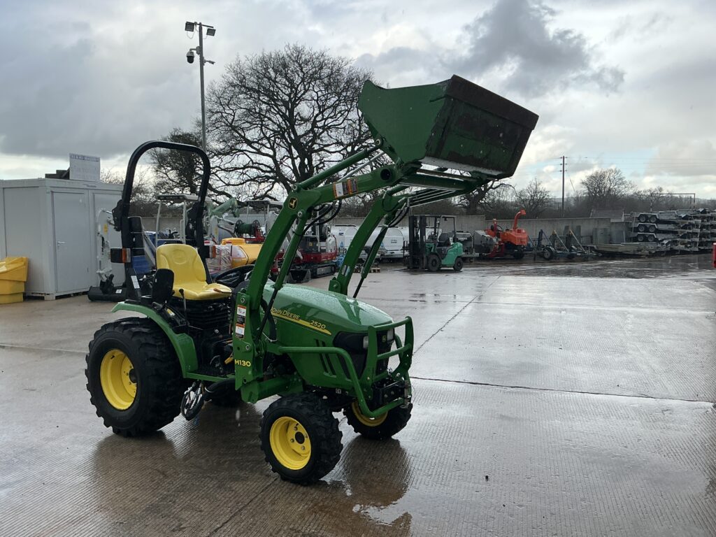 John Deere 2520 Compact Tractor (ST25690)