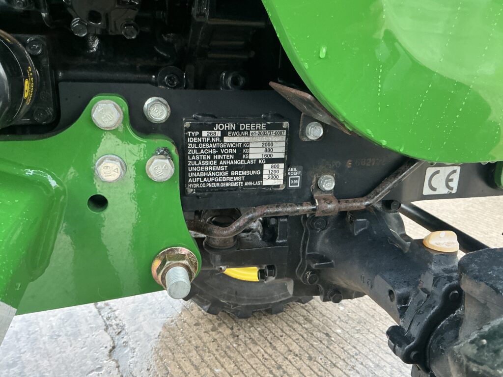 John Deere 2520 Compact Tractor (ST25690)