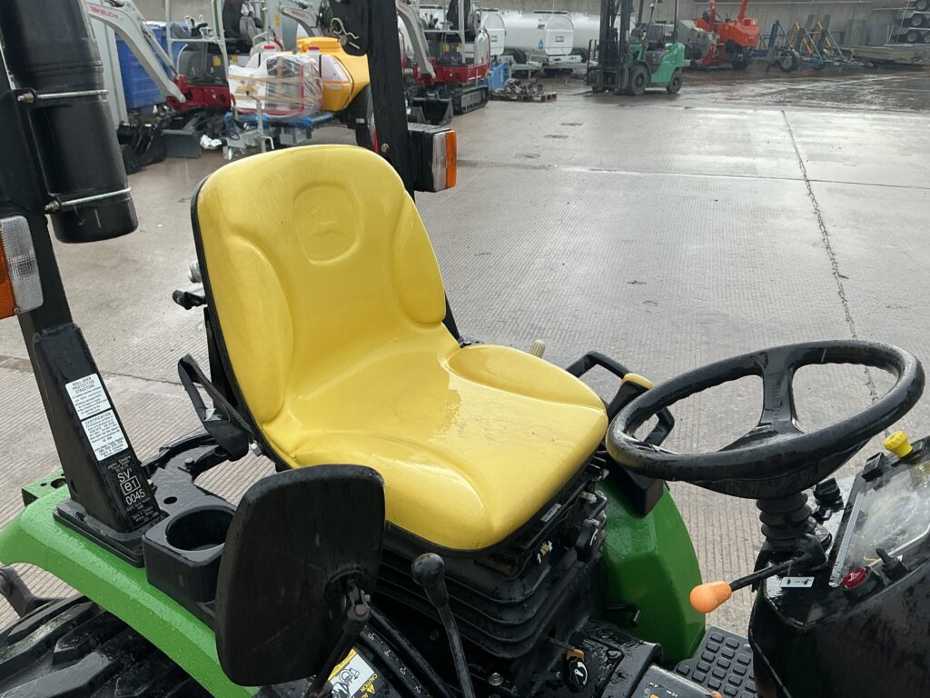 John Deere 2520 Compact Tractor (ST25690)