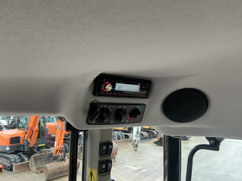 Massey Ferguson 5709 Dyna 4 Tractor (ST25610)