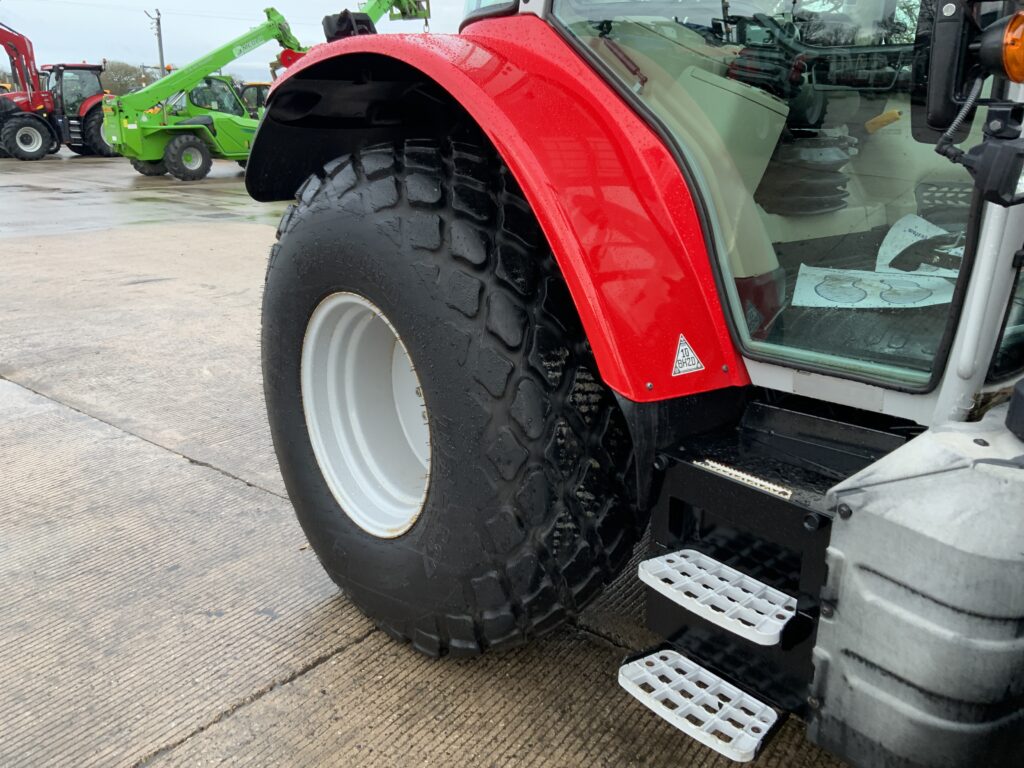 Massey Ferguson 5s.125 Tractor (ST25512)