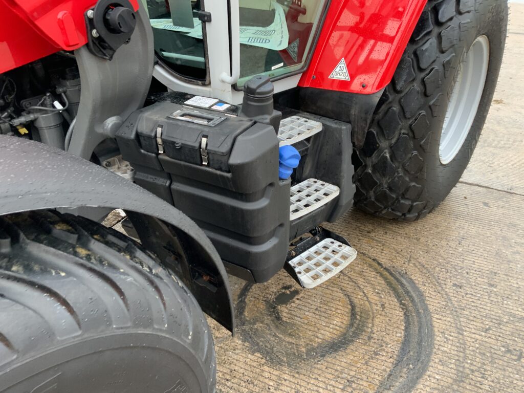 Massey Ferguson 5s.125 Tractor (ST25512)