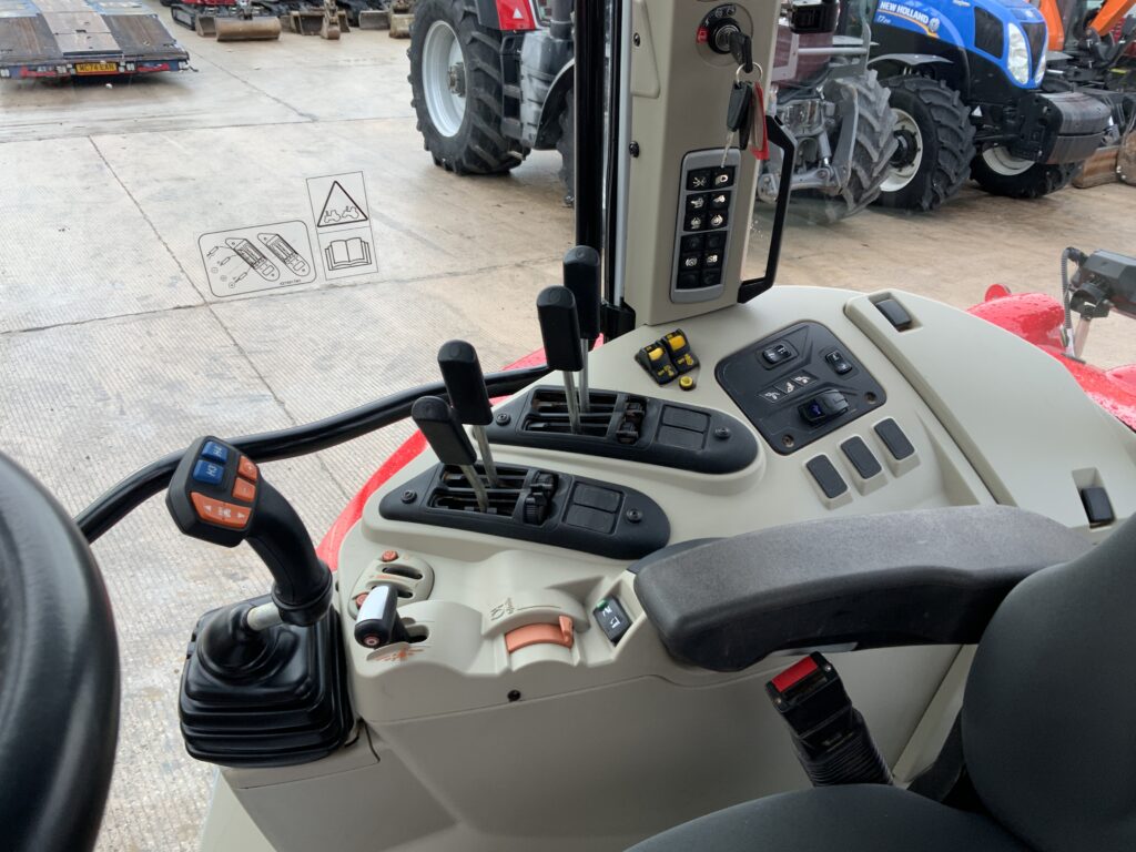 Massey Ferguson 5s.125 Tractor (ST25512)