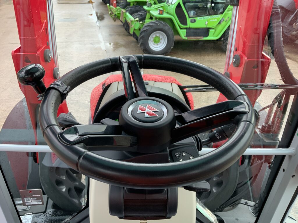 Massey Ferguson 5s.125 Tractor (ST25512)