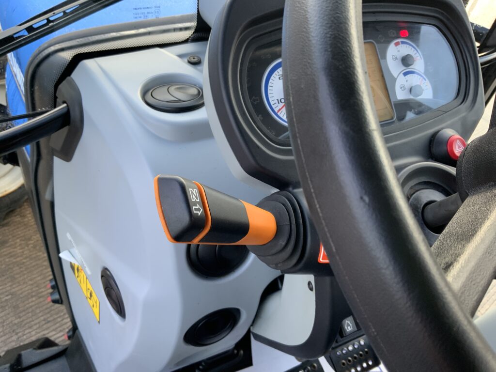 New Holland T5.105 Super Steer Tractor (ST25689)