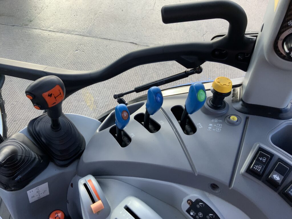 New Holland T5.105 Super Steer Tractor (ST25689)