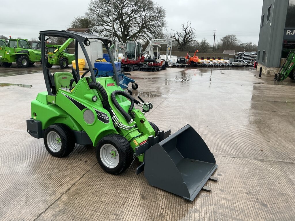 Avant 423 Compact Telescopic Telehandler (ST25735)