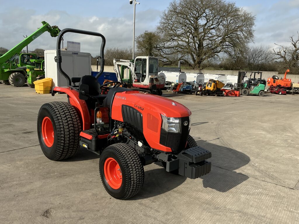 Kubota L1-552 Tractor (ST25925)