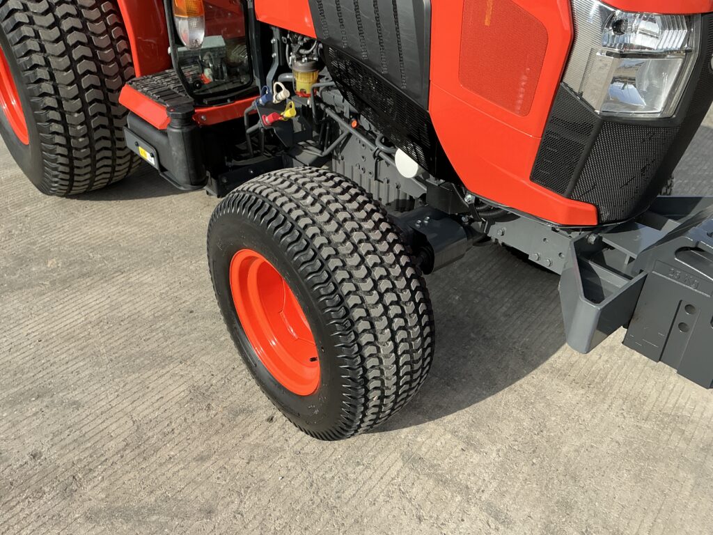 Kubota L1-552 Tractor (ST25925)