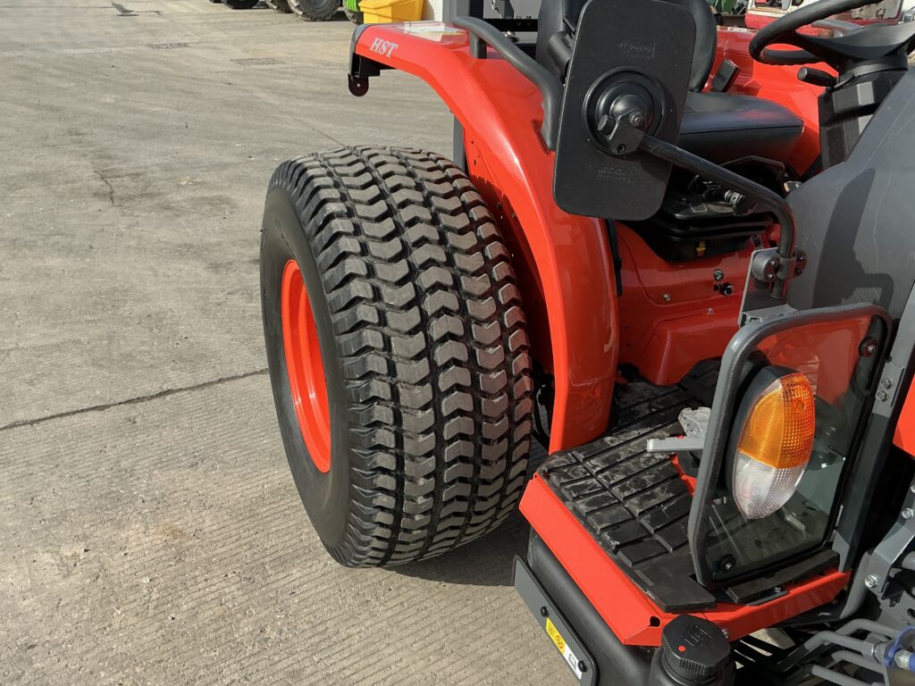 Kubota L1-552 Tractor (ST25925)