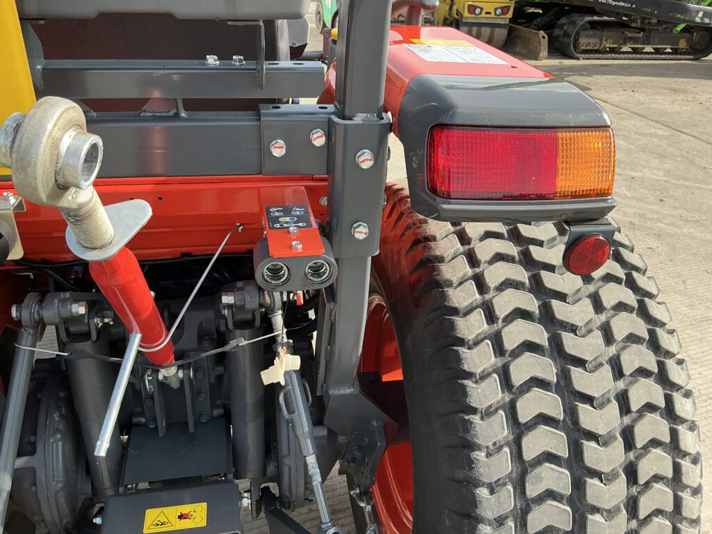 Kubota L1-552 Tractor (ST25925)