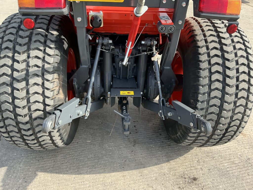 Kubota L1-552 Tractor (ST25925)