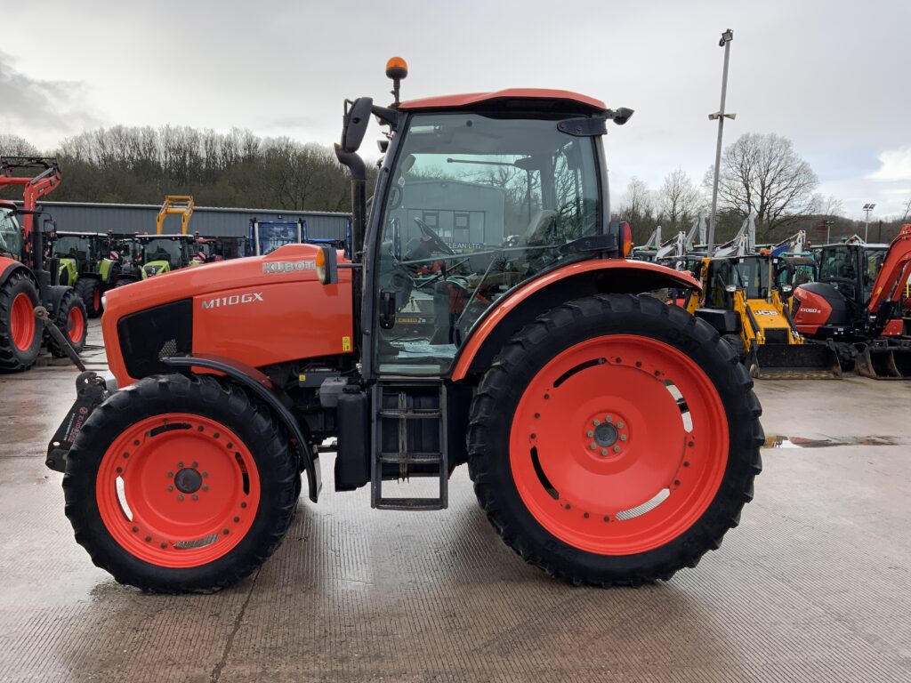 Kubota M110 GX Tractor (ST25481)
