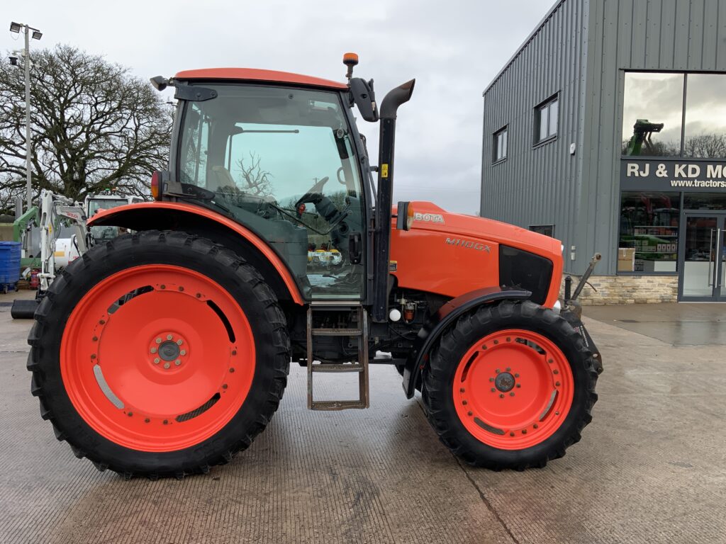 Kubota M110 GX Tractor (ST25481)