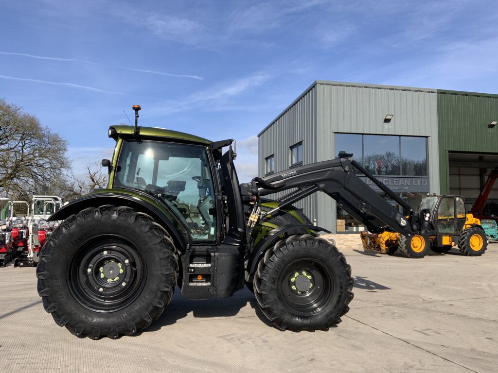 Valtra N175 Unlimited Versu Tractor (ST25430)