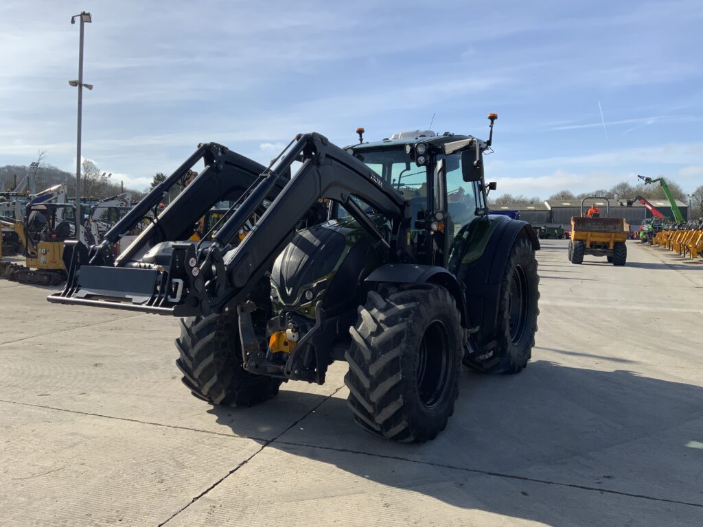 Valtra N175 Unlimited Versu Tractor (ST25430)
