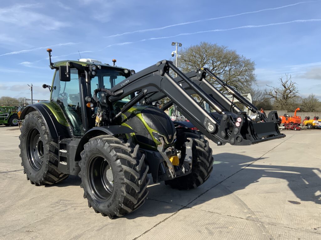 Valtra N175 Unlimited Versu Tractor (ST25430)