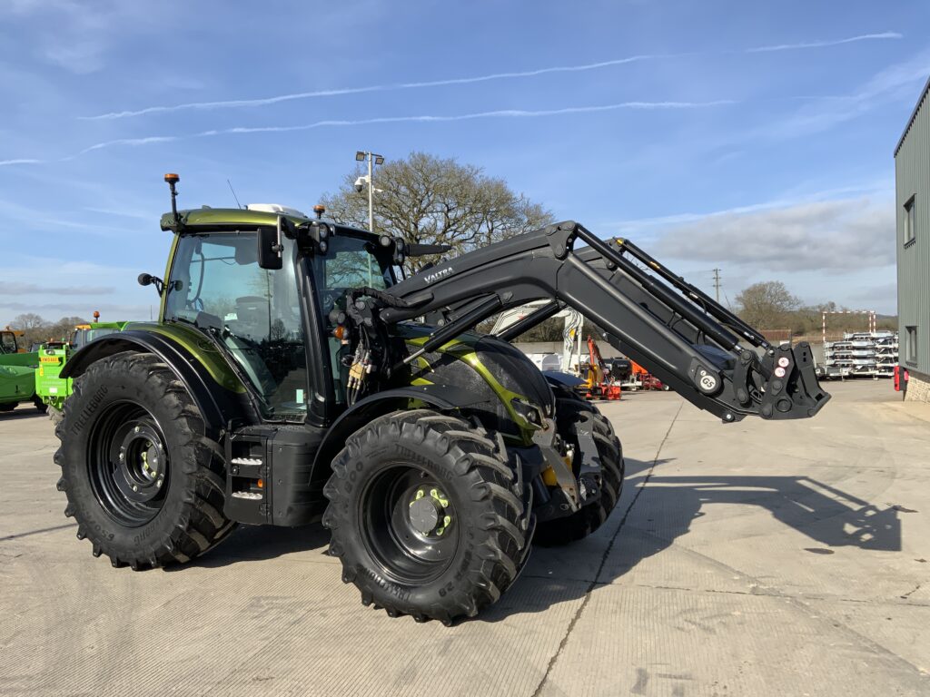 Valtra N175 Unlimited Versu Tractor (ST25430)