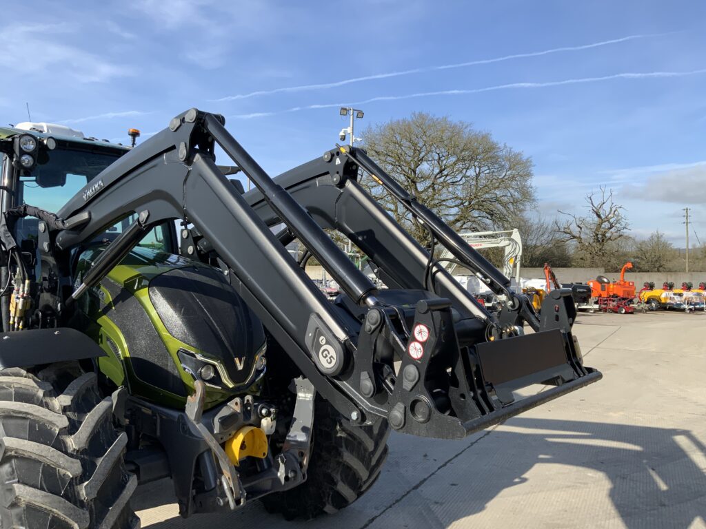 Valtra N175 Unlimited Versu Tractor (ST25430)