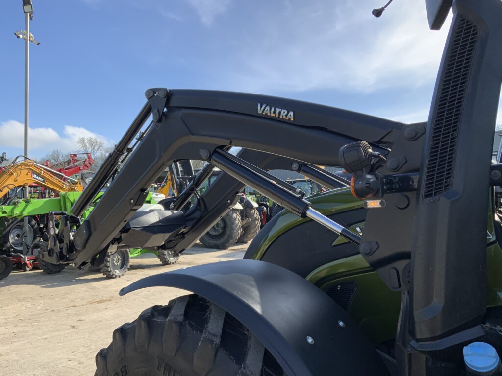 Valtra N175 Unlimited Versu Tractor (ST25430)