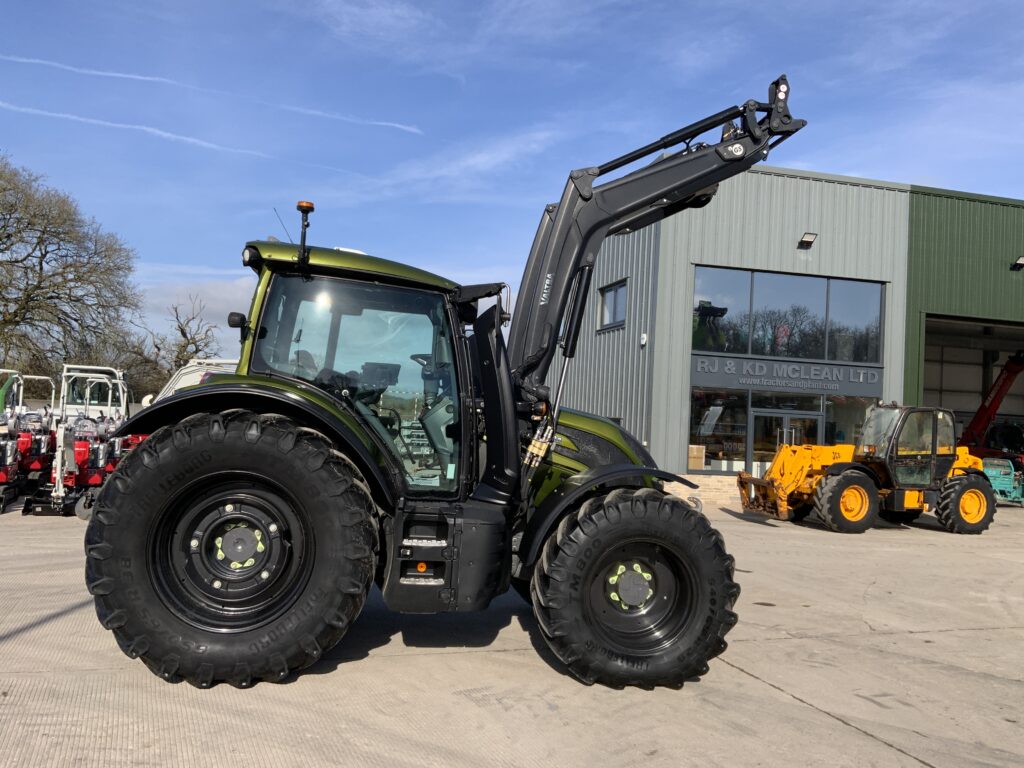 Valtra N175 Unlimited Versu Tractor (ST25430)