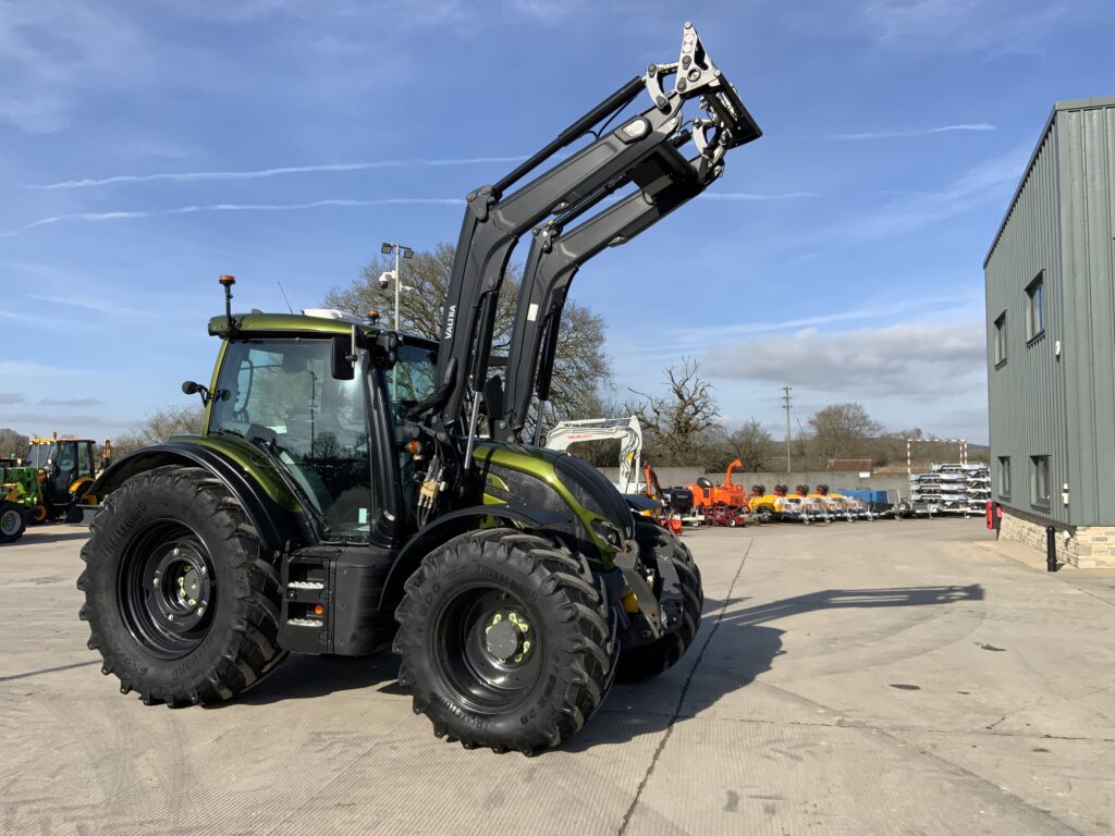 Valtra N175 Unlimited Versu Tractor (ST25430)