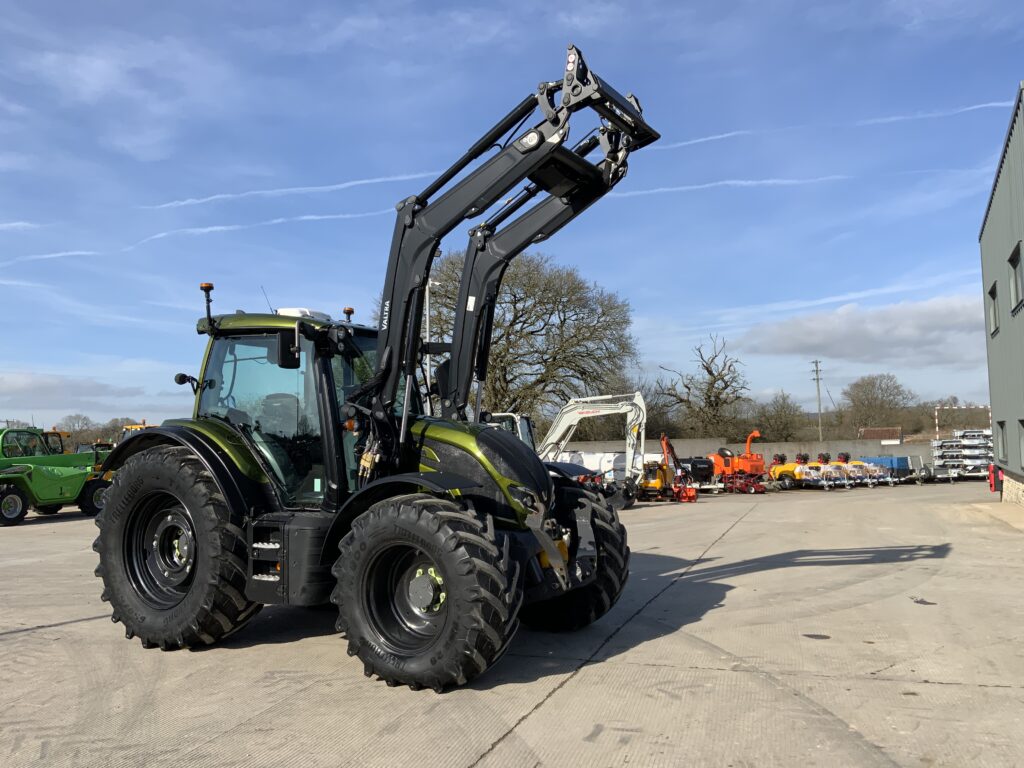 Valtra N175 Unlimited Versu Tractor (ST25430)