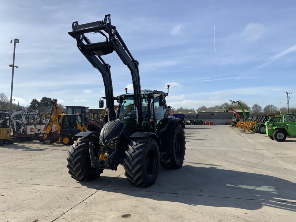 Valtra N175 Unlimited Versu Tractor (ST25430)